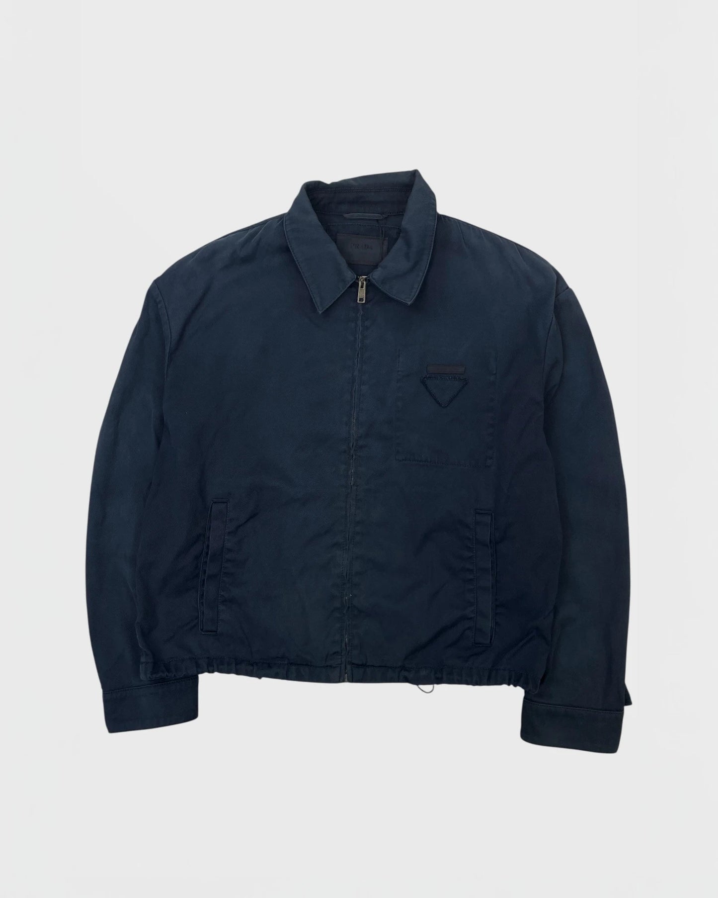 Prada veste en jeans