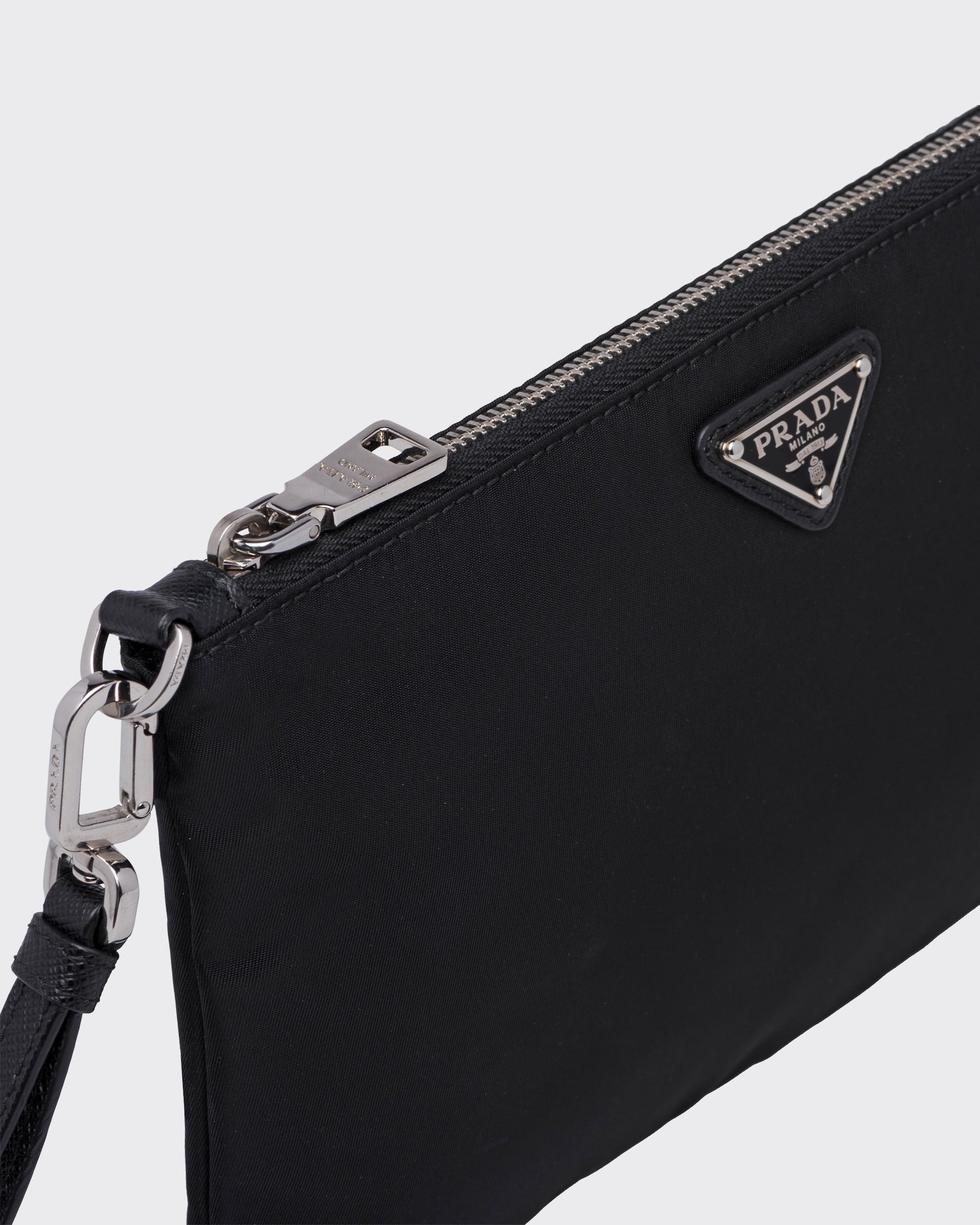 .Pochette en Re-Nylon et cuir Saffiano