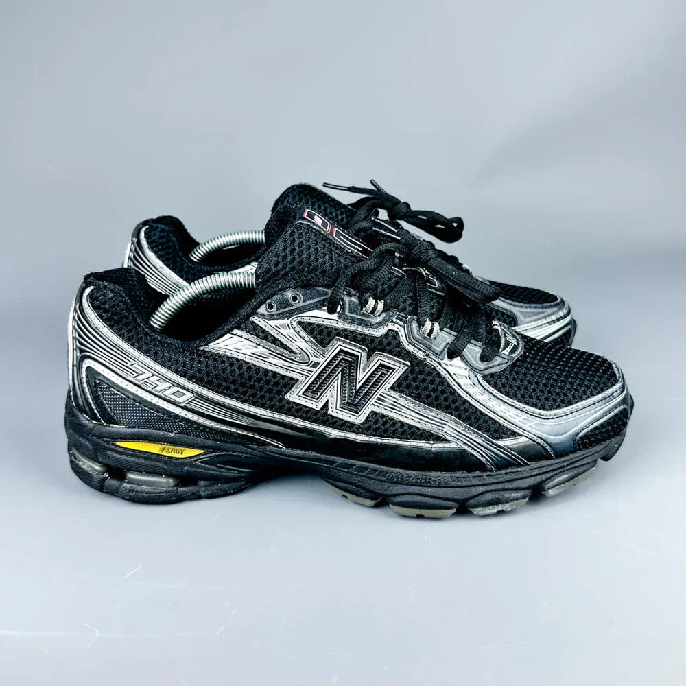 .New Balance 740 BLACK