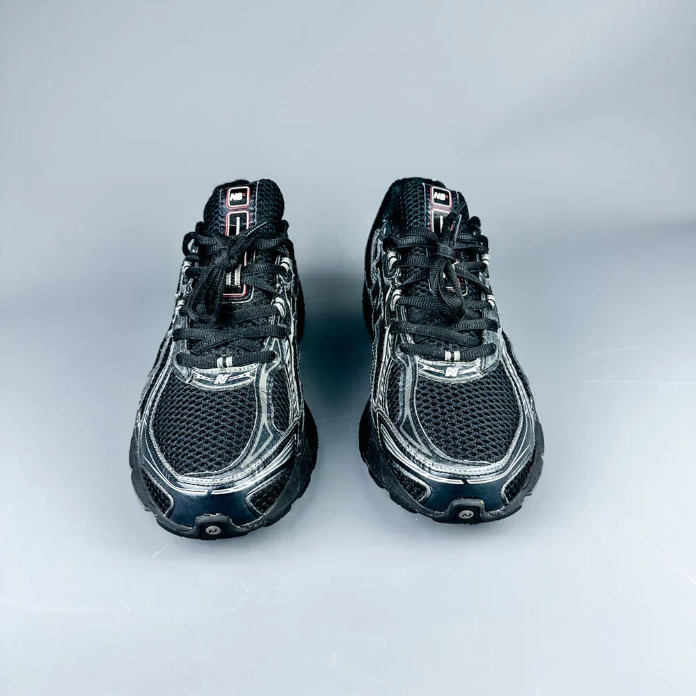 .New Balance 740 BLACK