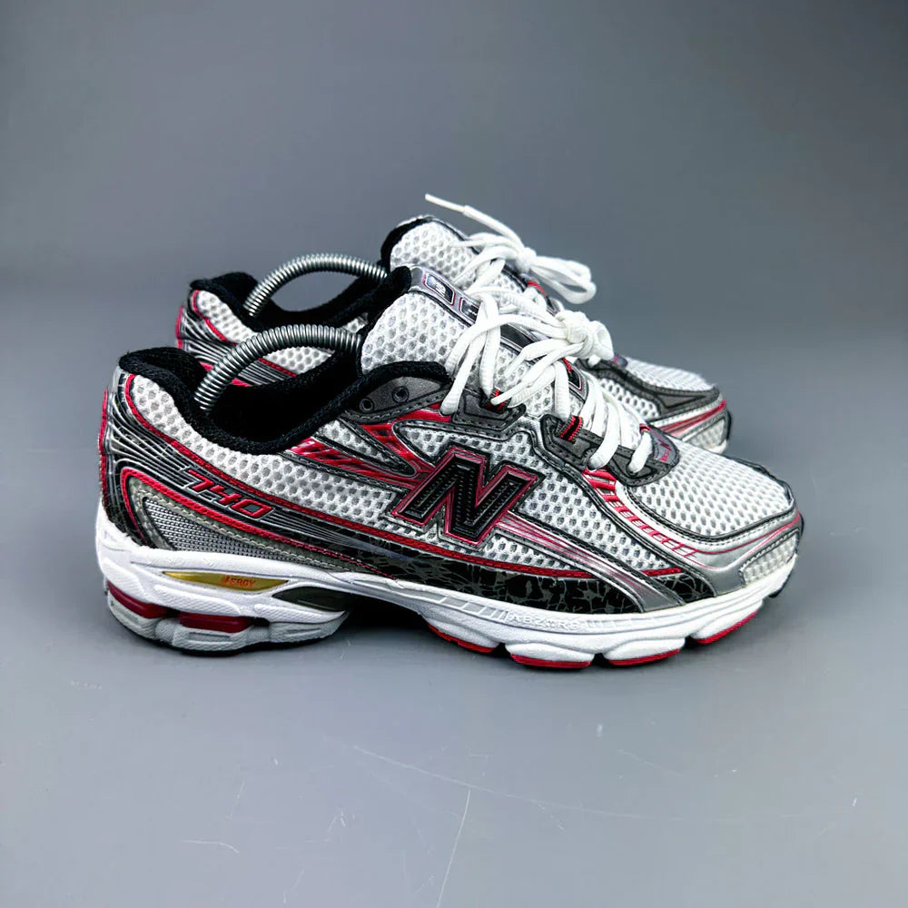 .New Balance 740 RED