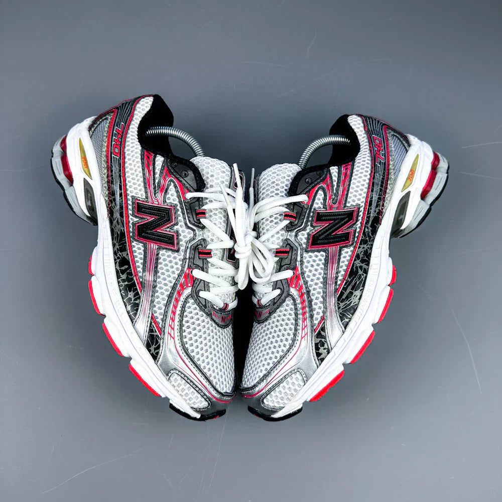 .New Balance 740 RED