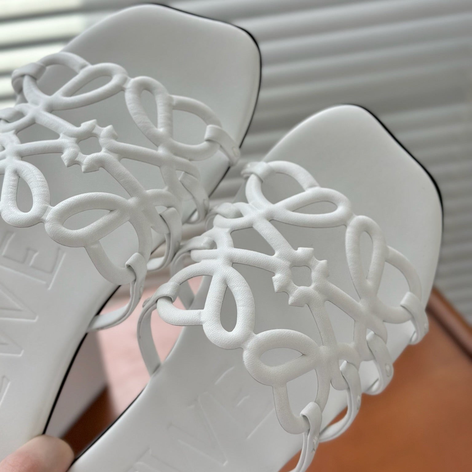 LOEWE - Petal Anagram slide in soft calfskin Blanc