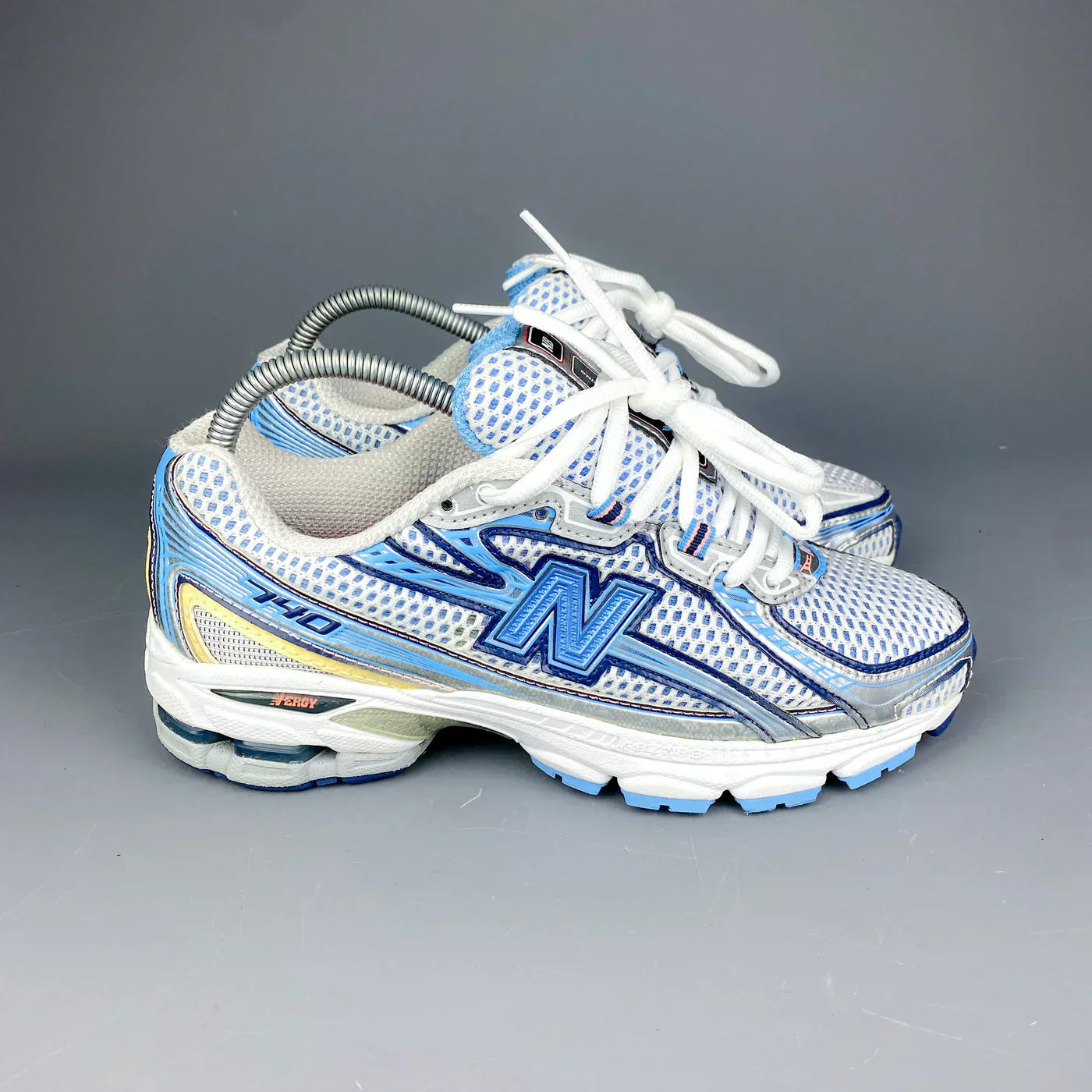 .New Balance 740 BLUE